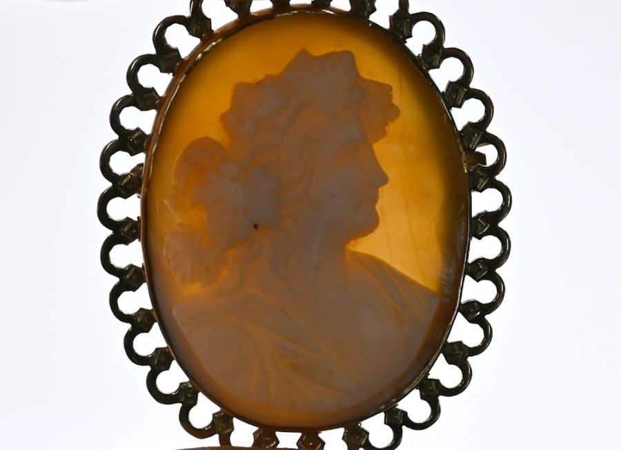 A oval cameo brooch - Image 3 of 4