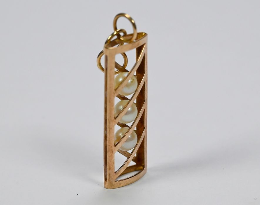 A 9ct yellow gold cagework pendant - Image 3 of 8