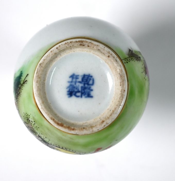 An early 20th century Chinese pear shaped porcelain snuff bottle and stopper - Image 5 of 5