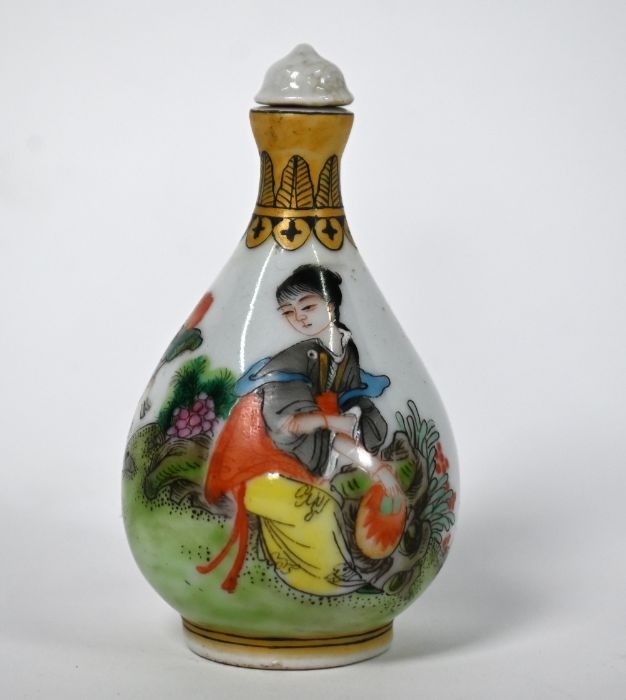 An early 20th century Chinese pear shaped porcelain snuff bottle and stopper - Image 2 of 5