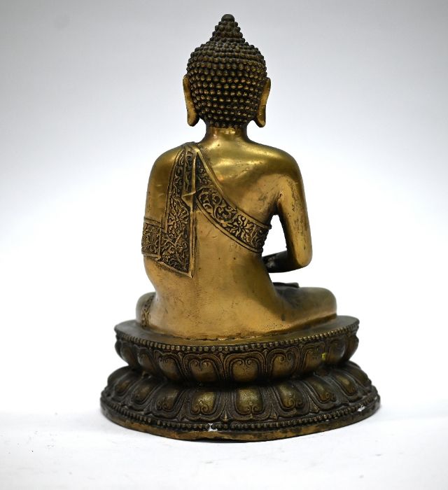 A 19th century Chinese bronze Buddha, Shakyamuni, late Qing, 27 cm high - Image 3 of 3