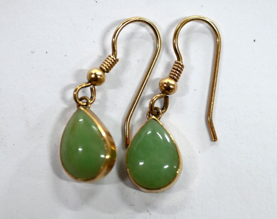 Graduated jade bead necklace and drop earrings - Image 3 of 3