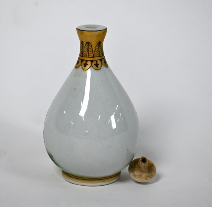 An early 20th century Chinese pear shaped porcelain snuff bottle and stopper - Image 4 of 5