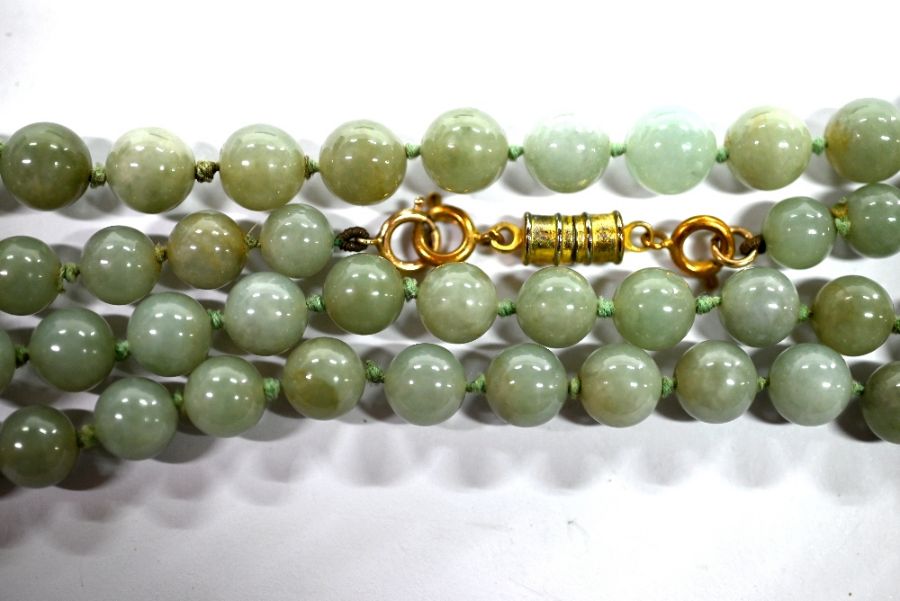 Graduated jade bead necklace and drop earrings - Image 2 of 3