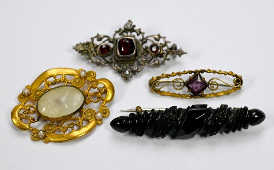 Four various brooches - Image 2 of 10