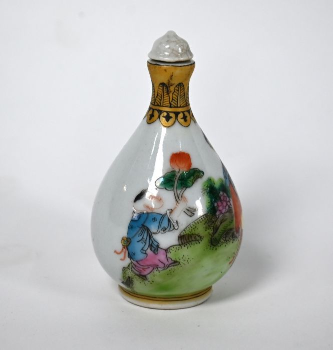 An early 20th century Chinese pear shaped porcelain snuff bottle and stopper - Image 3 of 5