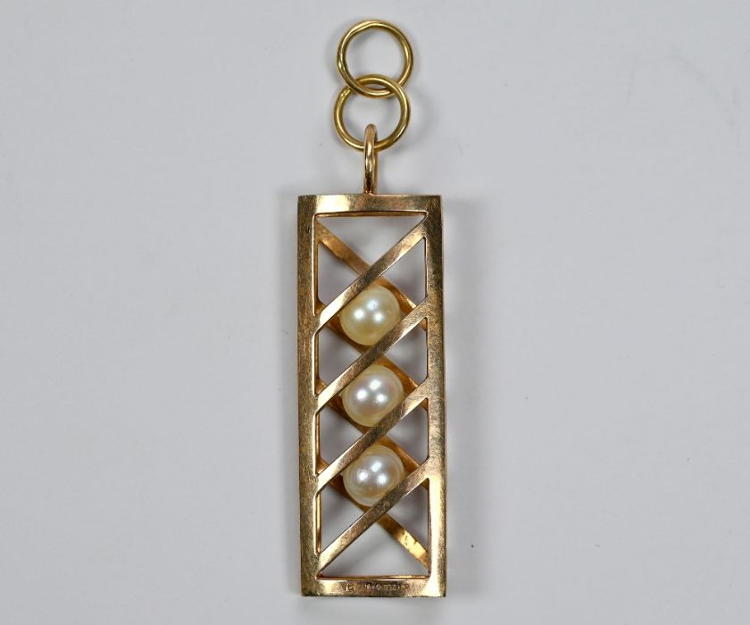 A 9ct yellow gold cagework pendant