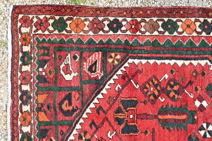 A contemporary Persian Hamadan rug - Image 2 of 3