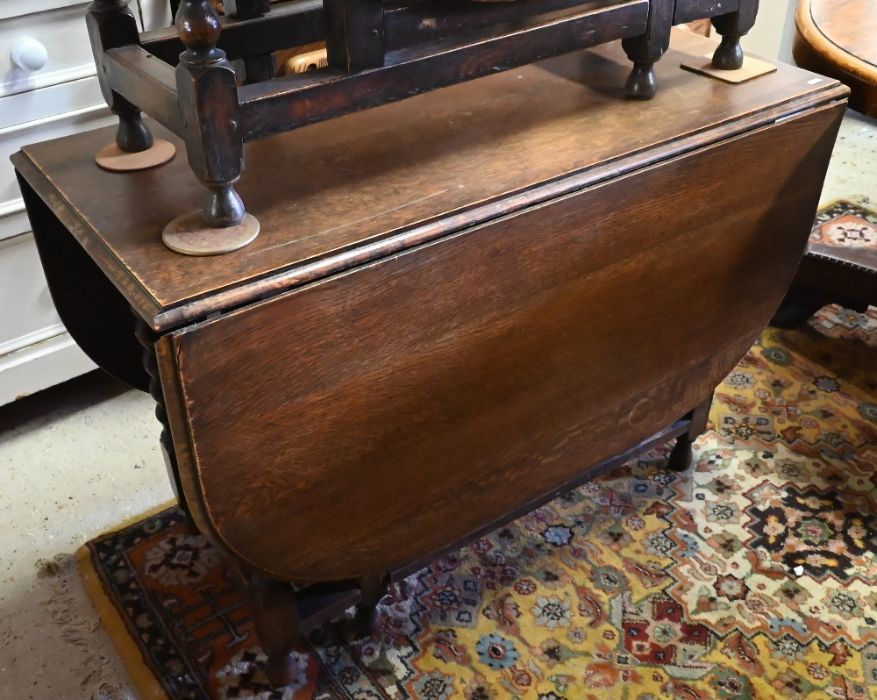 An old oak gateleg table raised on a barley twist frame - Image 2 of 2