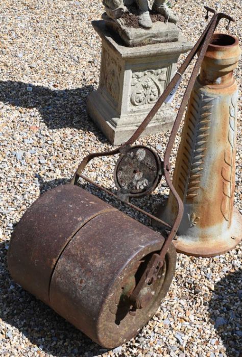 'F.Hunter Basingstoke' cast and wrought iron garden roller, 36 cm wide