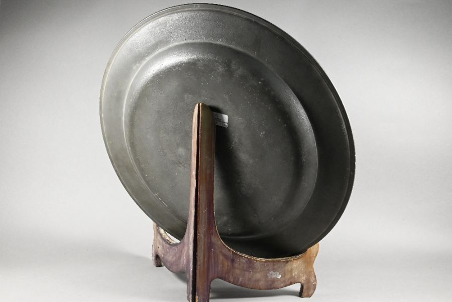 An 18th century pewter charger - Image 3 of 3