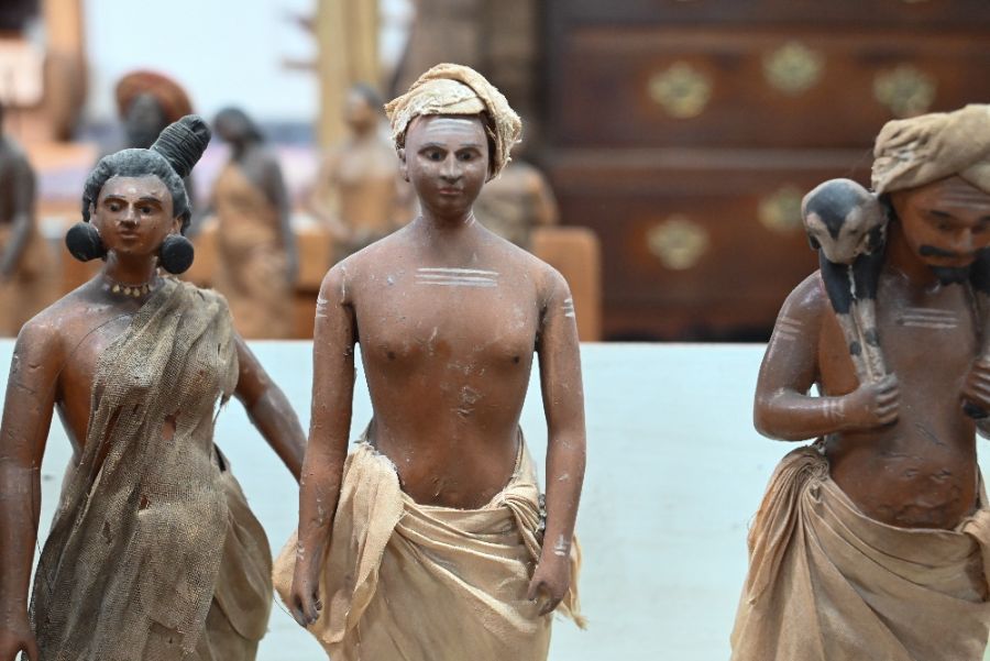 A collection of vintage Indian painted carved wood figures in a variety of traditional costume - Image 8 of 12