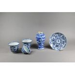 Five pieces of 18th century Chinese porcelain, Kangxi period, Qing