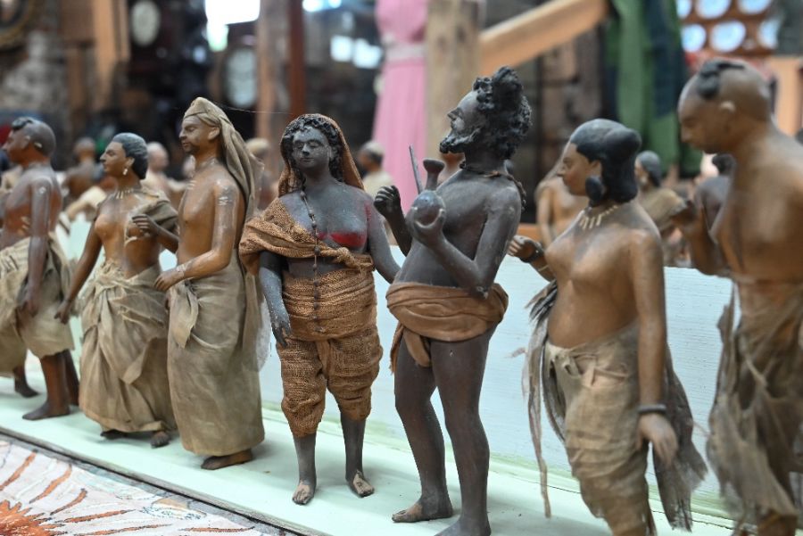 A collection of vintage Indian painted carved wood figures in a variety of traditional costume - Image 7 of 12