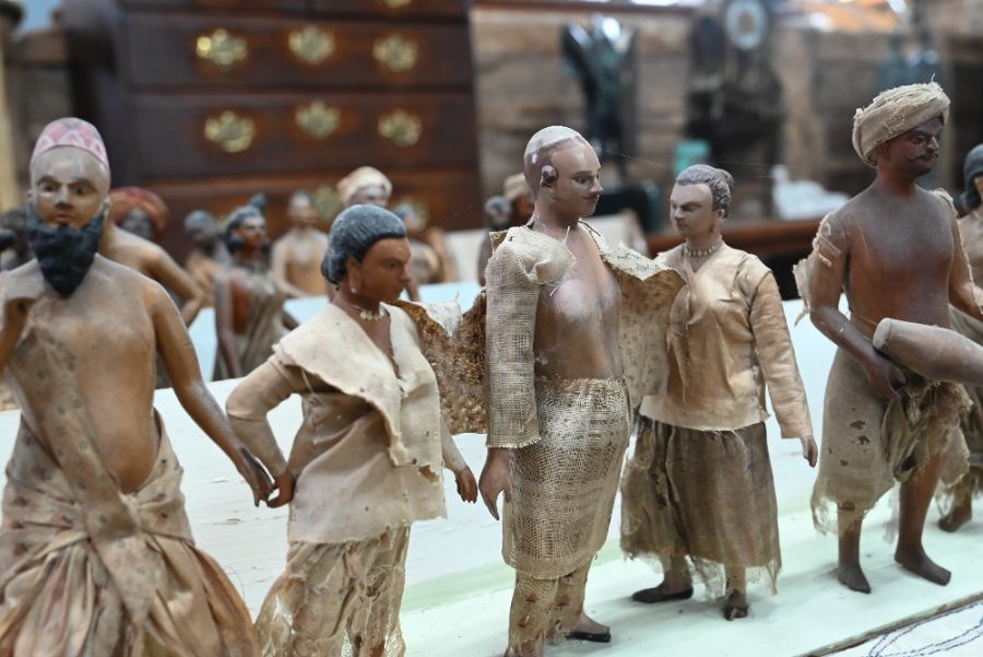 A collection of vintage Indian painted carved wood figures in a variety of traditional costume - Image 5 of 12