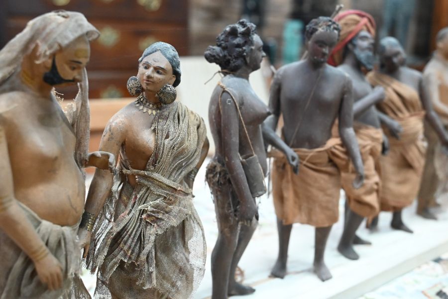 A collection of vintage Indian painted carved wood figures in a variety of traditional costume - Image 10 of 12