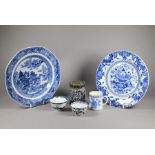 Five pieces of Chinese export porcelain and a cloisonne box and cover