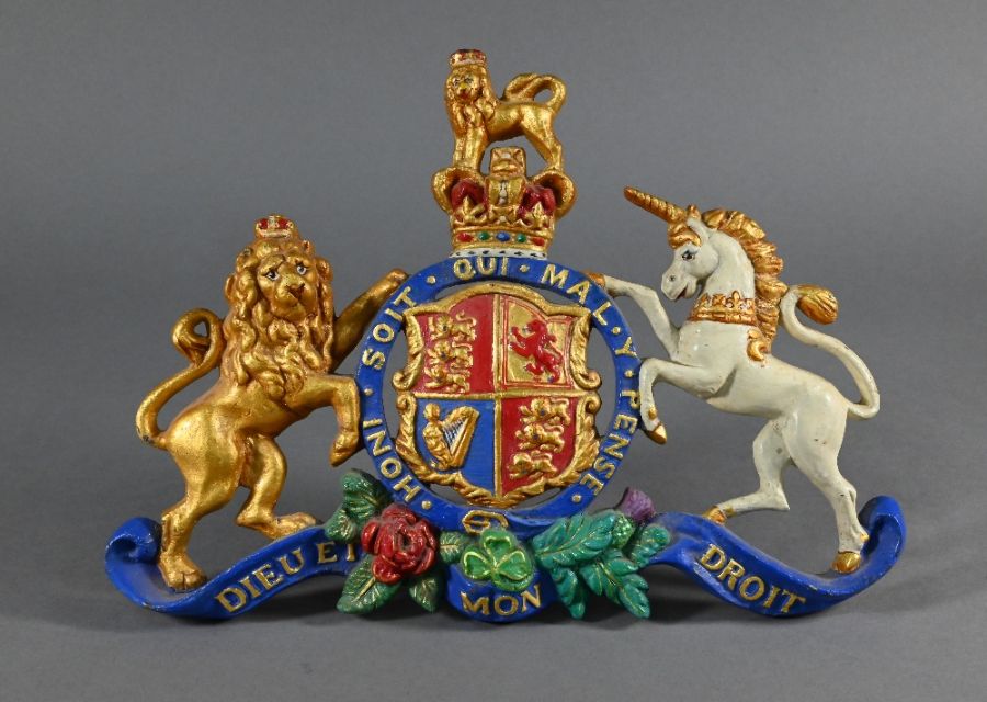 A cold painted lead Royal Coat of Arms - Image 2 of 3