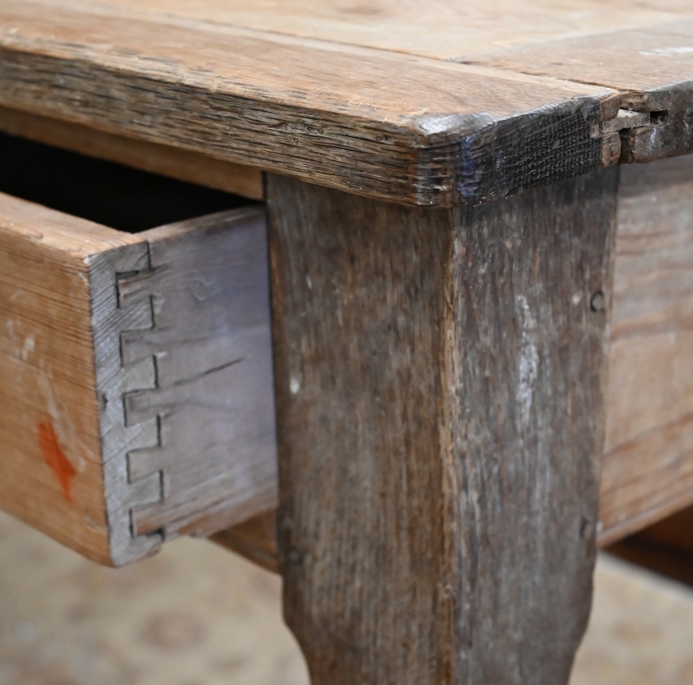 A pine and oak kitchen table with three drawers and gun barrel turned legs, 150 cm long x 89 cm wide - Image 3 of 4