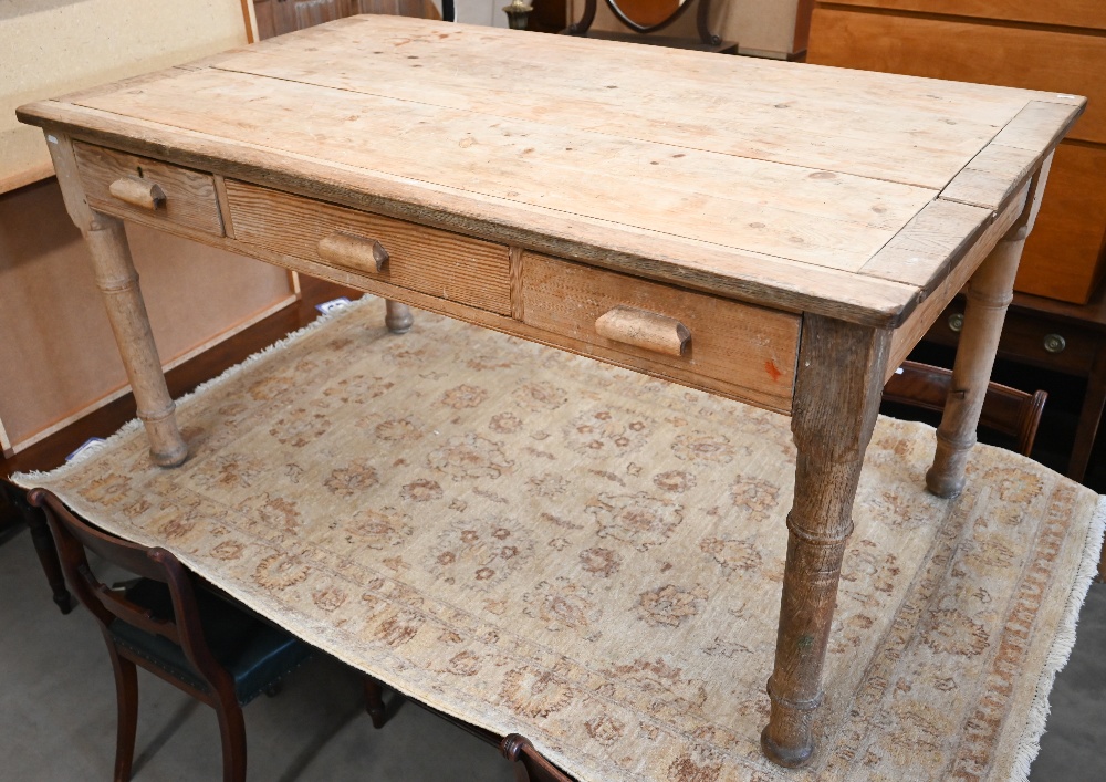 A pine and oak kitchen table with three drawers and gun barrel turned legs, 150 cm long x 89 cm wide