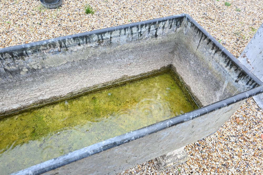 Galvanized rail top trough on pedestals, 127 x 50 x 40 cm h - Image 4 of 4