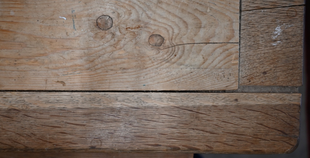 A pine and oak kitchen table with three drawers and gun barrel turned legs, 150 cm long x 89 cm wide - Image 4 of 4