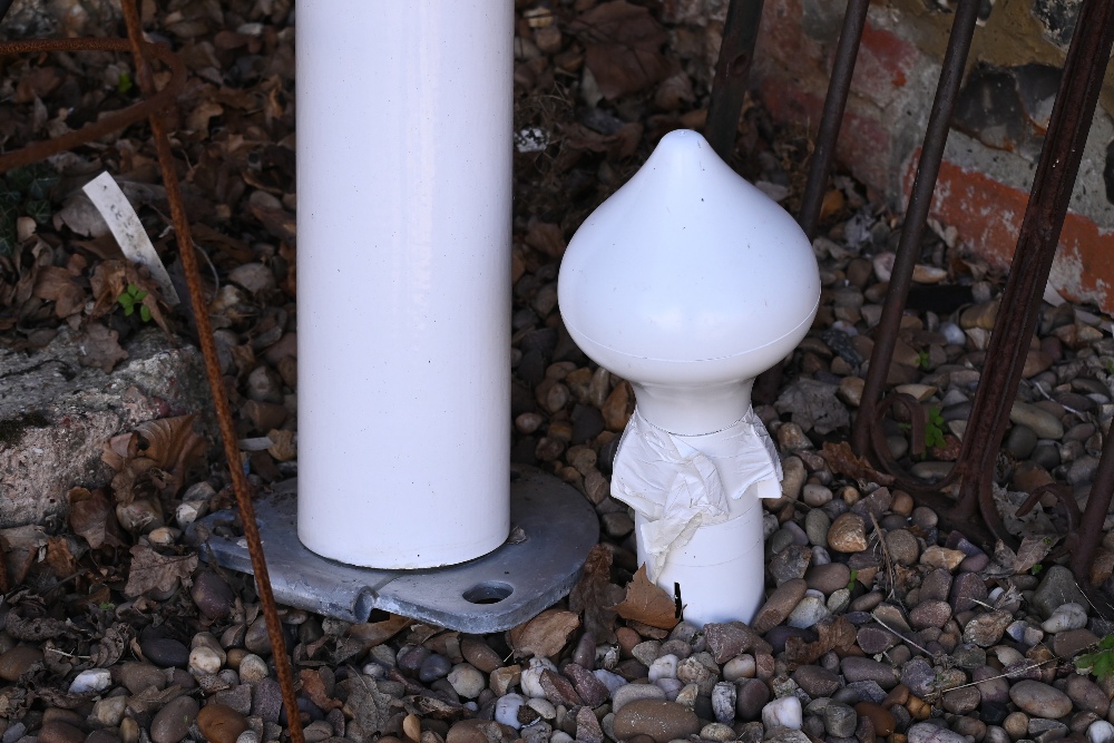 A fibreglass folding flag pole and finial - Image 3 of 4