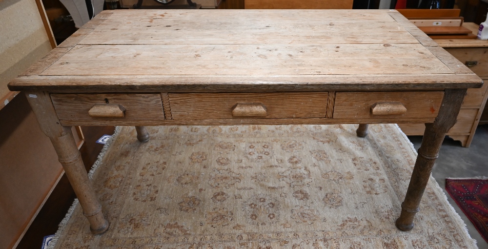 A pine and oak kitchen table with three drawers and gun barrel turned legs, 150 cm long x 89 cm wide - Image 2 of 4