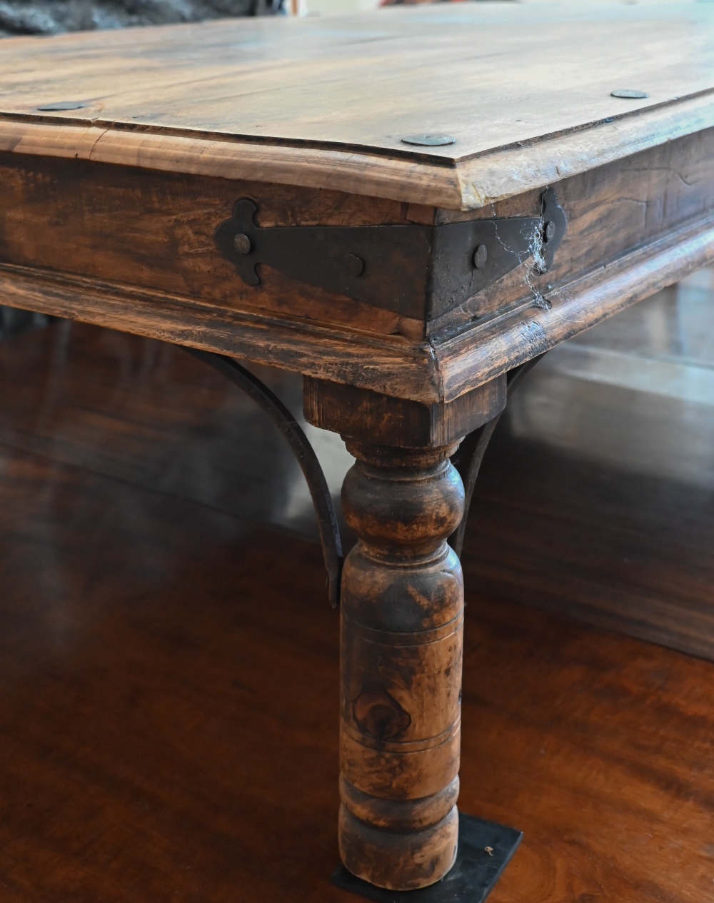 Indian Jali Thakat sheesham hardwood coffee table with iron mounts and turned legs, 135 x 82 x 42 cm - Image 3 of 3