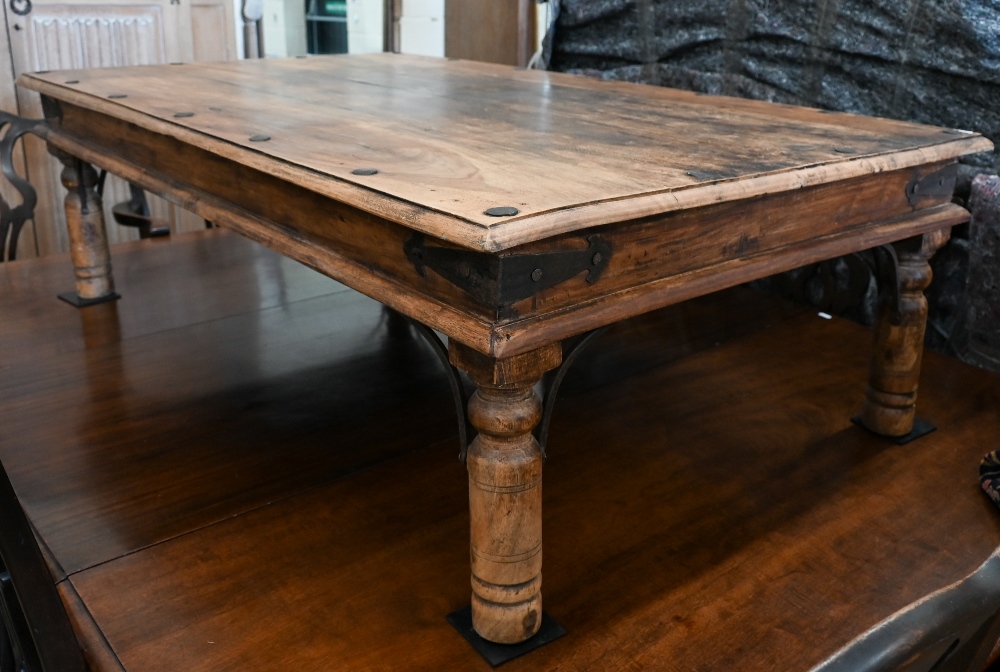 Indian Jali Thakat sheesham hardwood coffee table with iron mounts and turned legs, 135 x 82 x 42 cm - Image 2 of 3