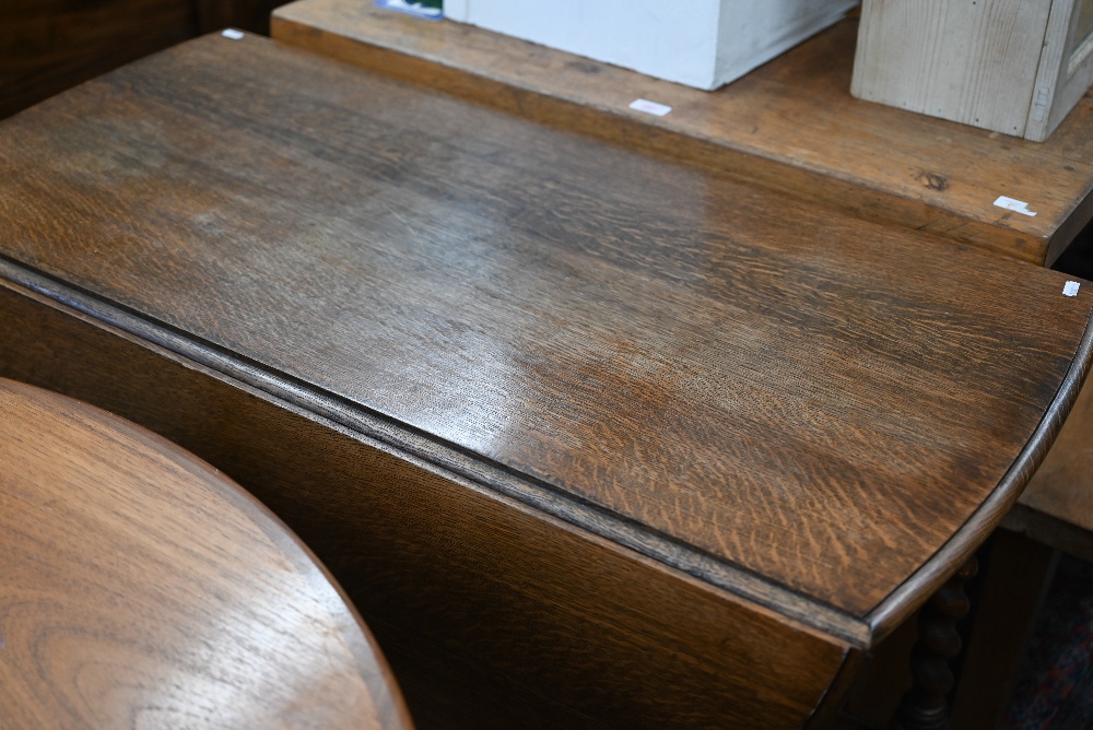 An early 20th century oak drop-leaf dining table on gateleg action with barley twist supports - Image 3 of 3