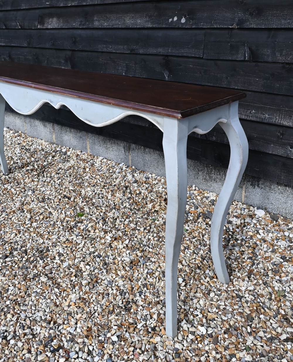 A long narrow console table with stained hardwood top and grey painted base, 188 cm w x 40 cm d x 85 - Image 3 of 3