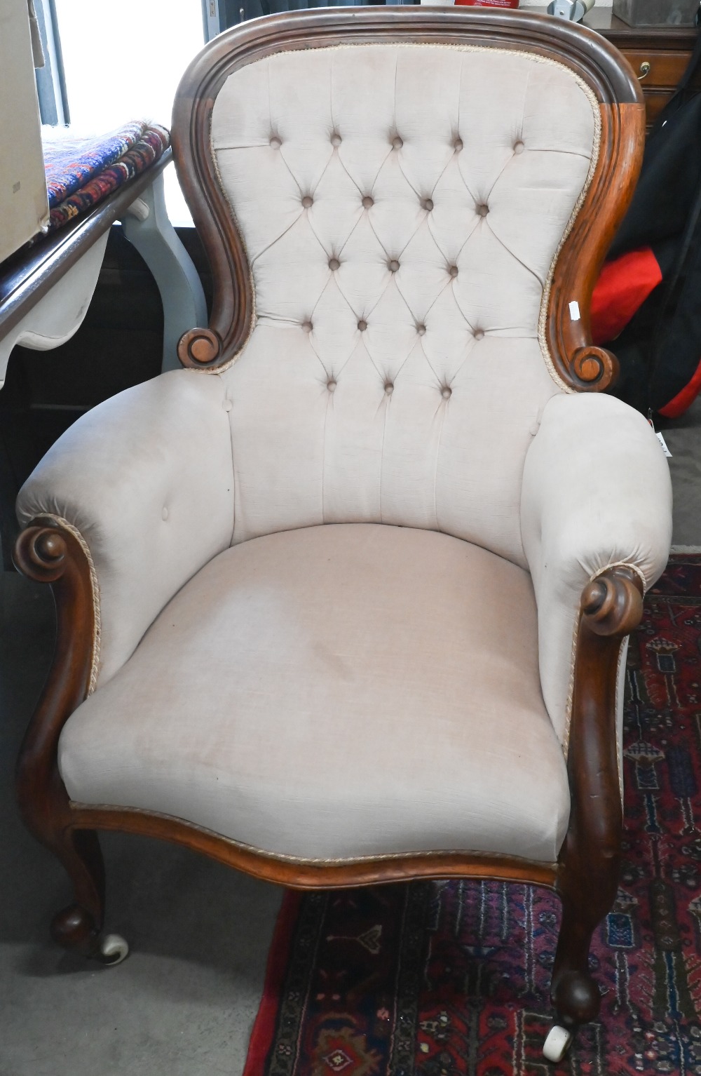 A Victorian mahogany framed armchair with champagne button-backed dralon upholstery to/w a side - Image 3 of 3