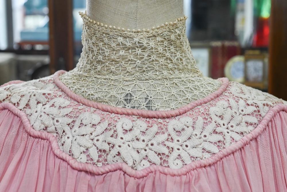 An Edwardian pink silk, lace and crochet dress, 150 cm from collar to hem to/w a quantity of vintage - Image 5 of 8