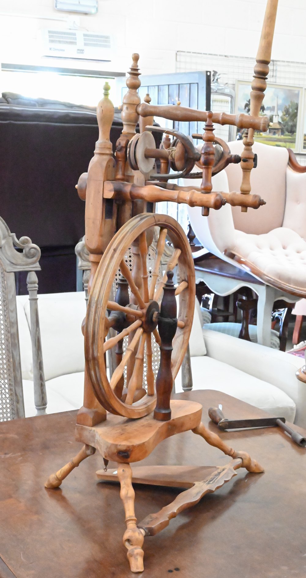 Meta Abrews Sedenboufen 1885 - An antique turned fruitwood spinning wheel - Image 3 of 4