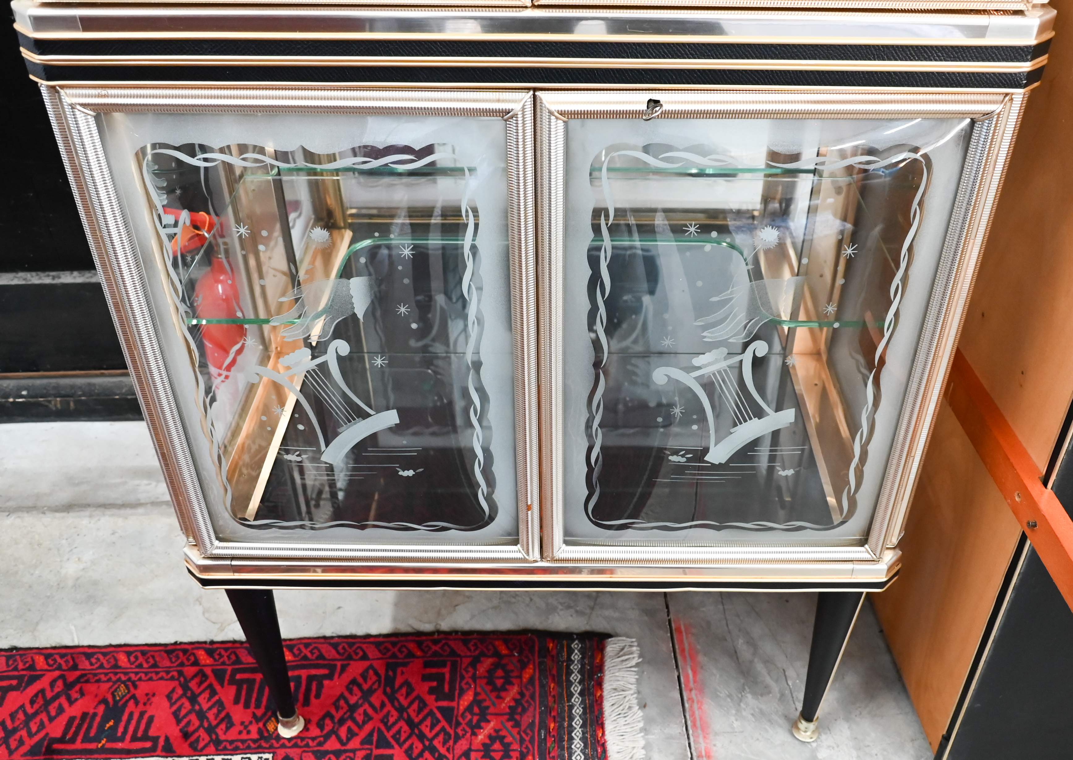 An Italian mid-century (1950s) black and ivory chinoiserie-decorated dining suite by Umberto - Image 17 of 17