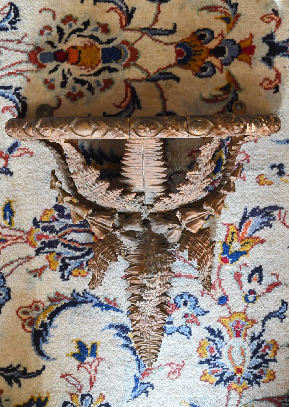 A giltwood and gesso (repainted) bracket shelf with shaped plateau on fern and foxglove mount - Image 2 of 3