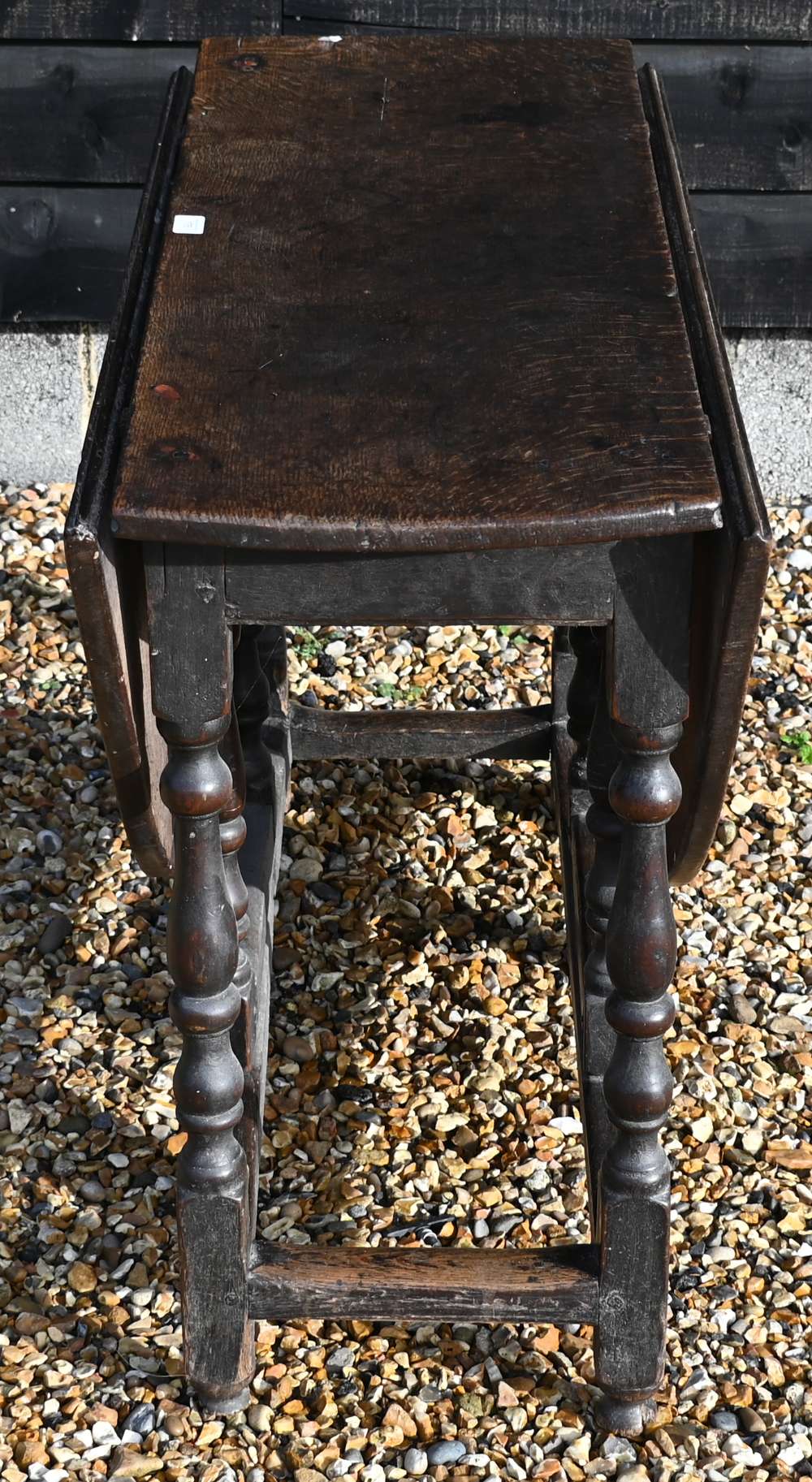 An 18th century oak drop leaf dining table on gate-leg action turned supports - Image 2 of 4