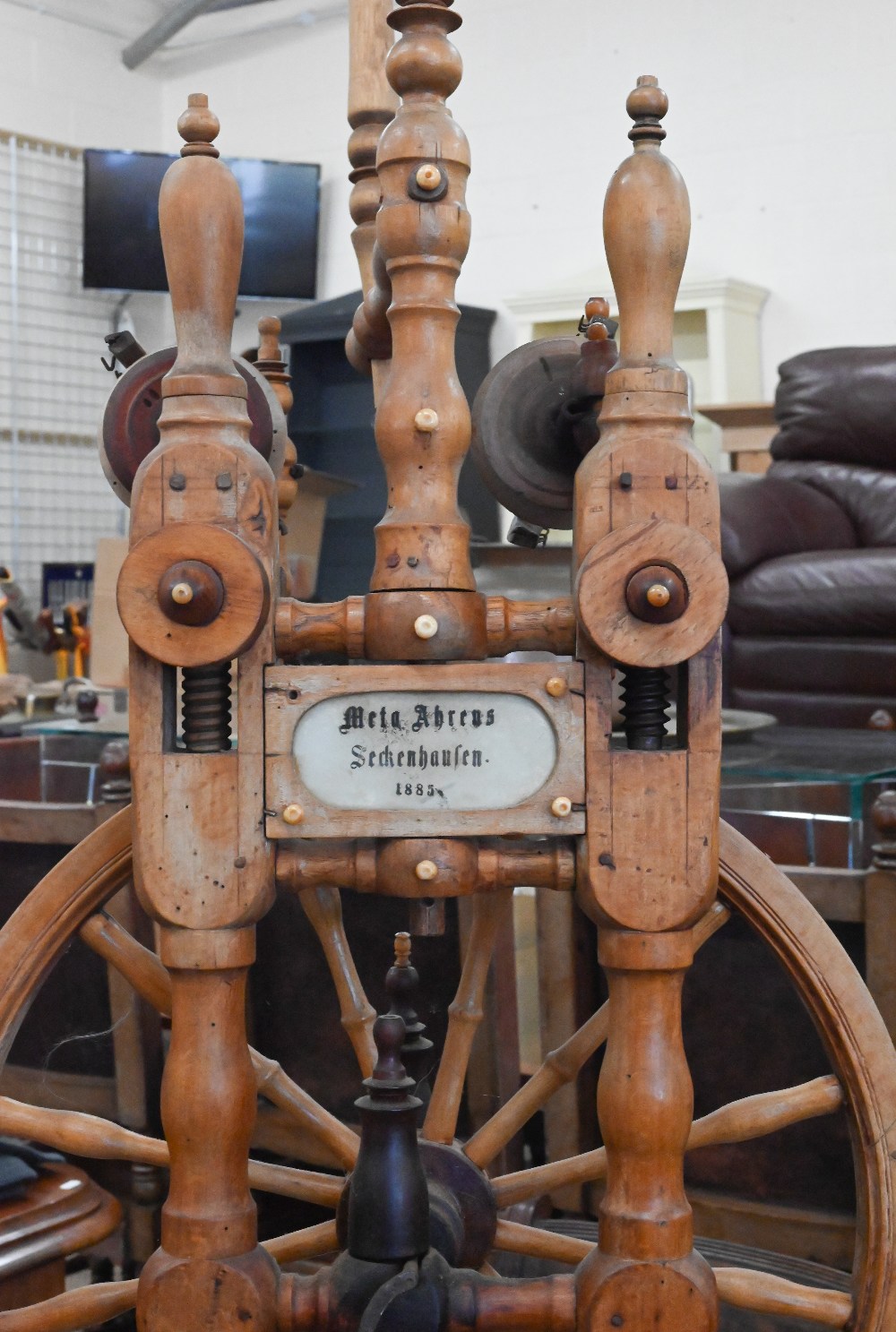 Meta Abrews Sedenboufen 1885 - An antique turned fruitwood spinning wheel - Image 2 of 4