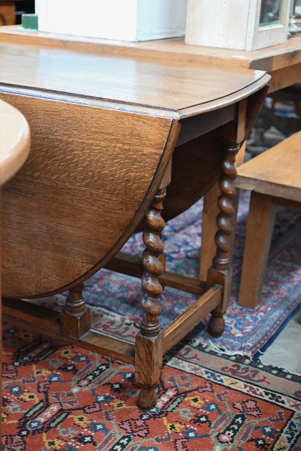 An early 20th century oak drop-leaf dining table on gateleg action with barley twist supports - Image 2 of 3