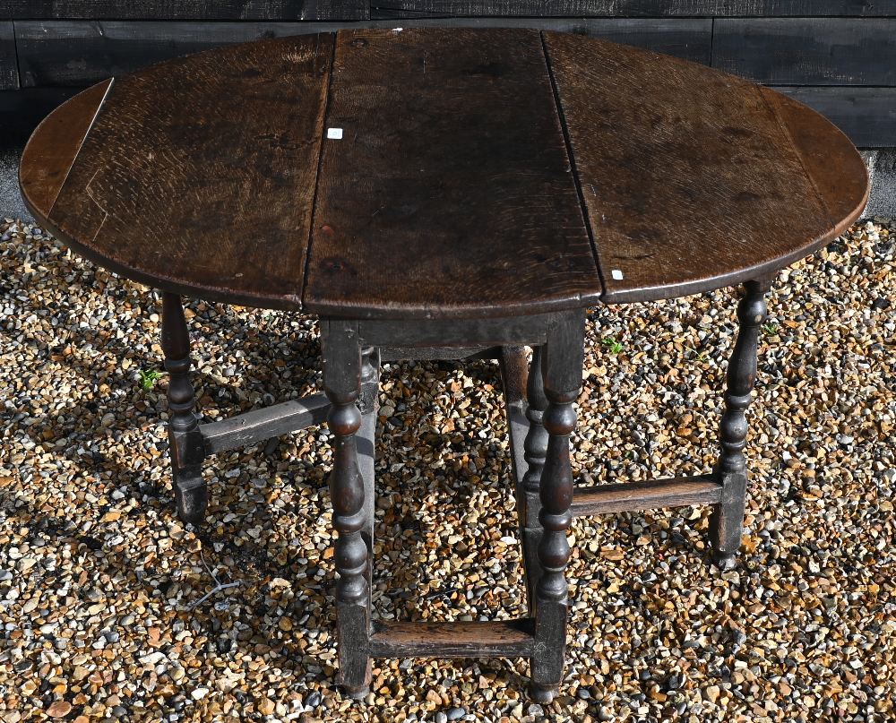 An 18th century oak drop leaf dining table on gate-leg action turned supports - Image 3 of 4