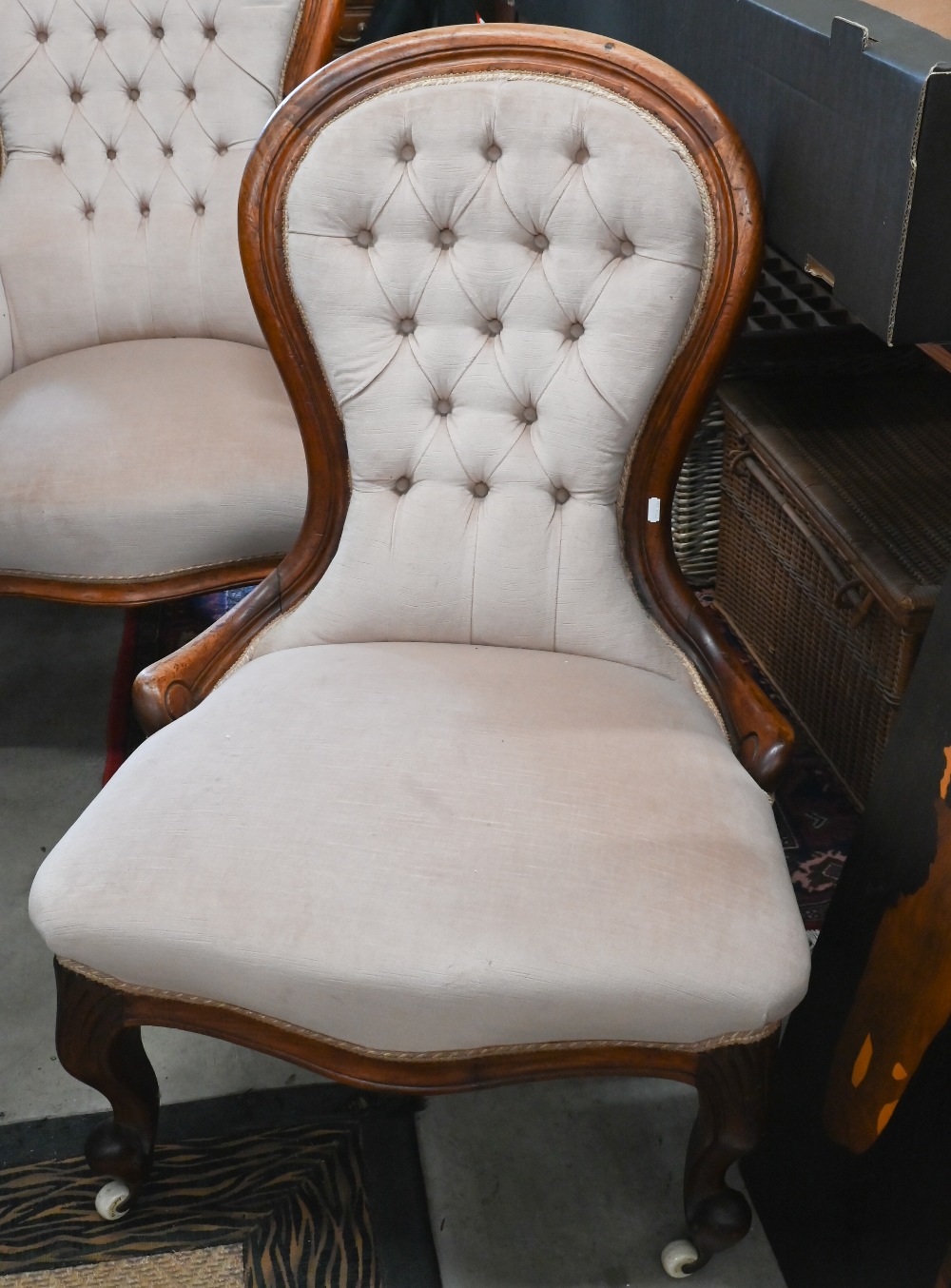 A Victorian mahogany framed armchair with champagne button-backed dralon upholstery to/w a side - Image 2 of 3