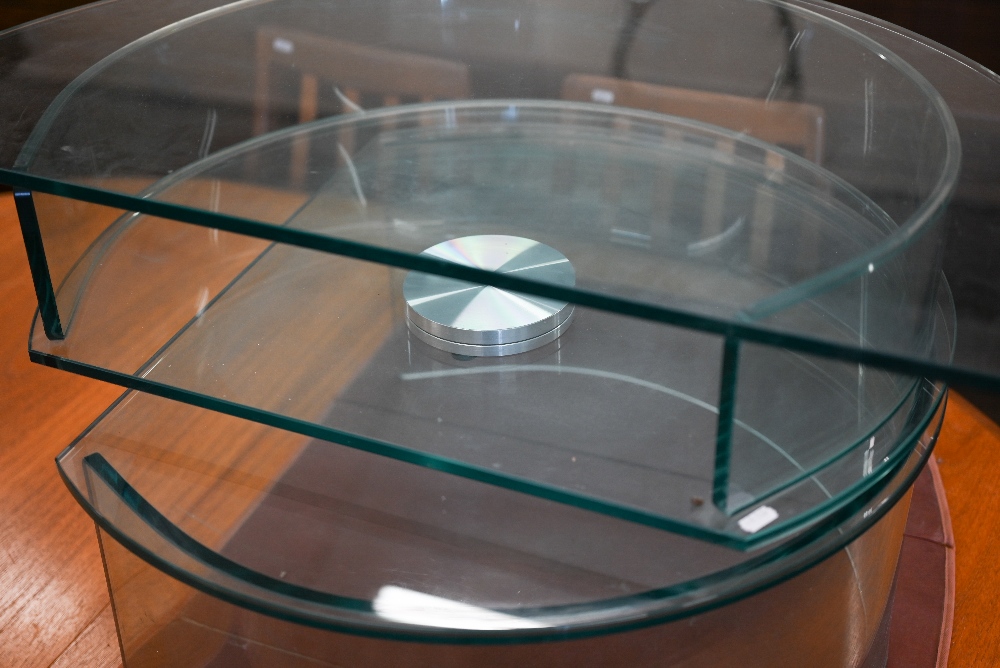 A contemporary glass revolving media unit/TV stand, 82 cm wide x 43 cm high - Image 4 of 4