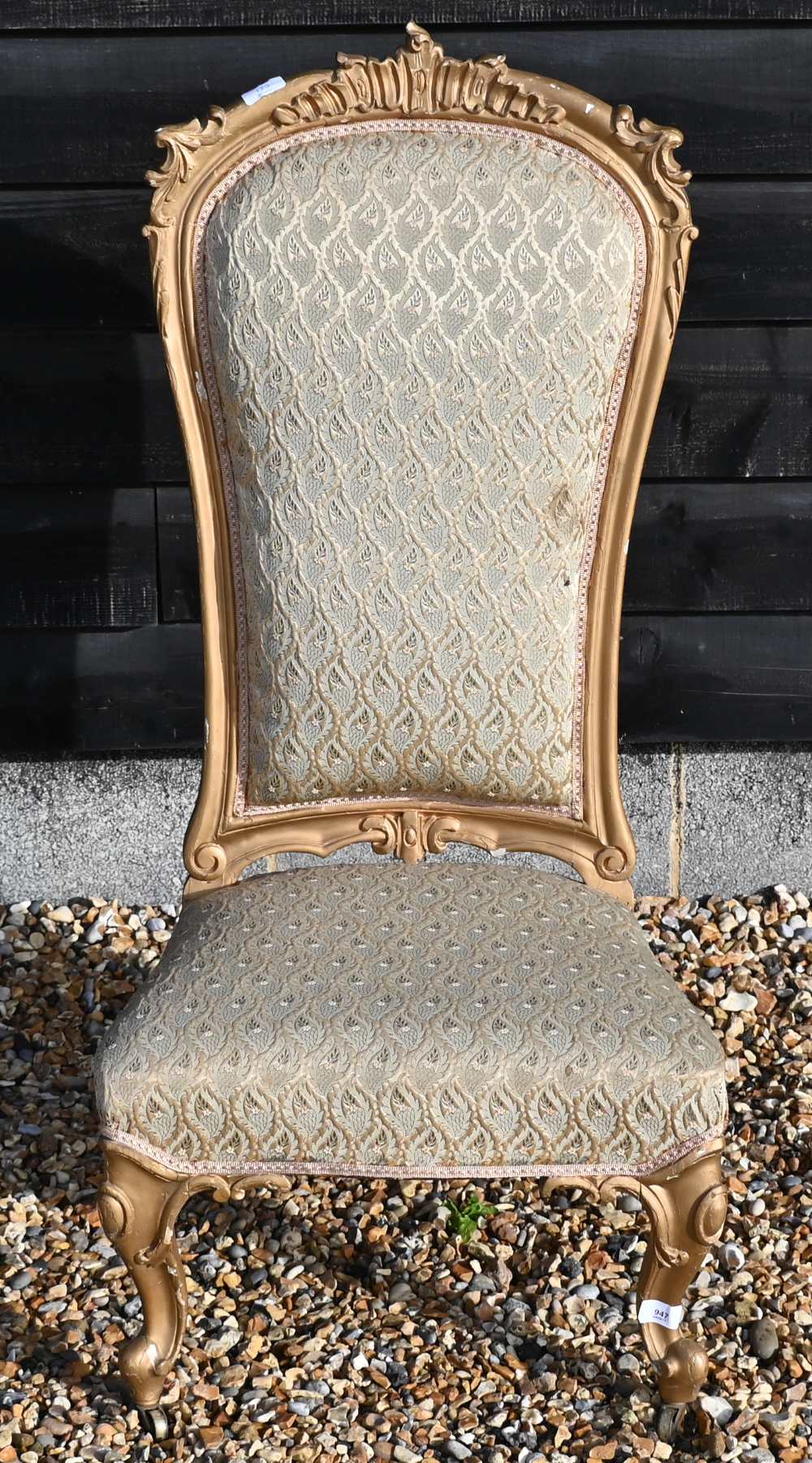 A Continental gilt framed nursing chair with repeating leaf pattern brocade upholstery - Image 2 of 4