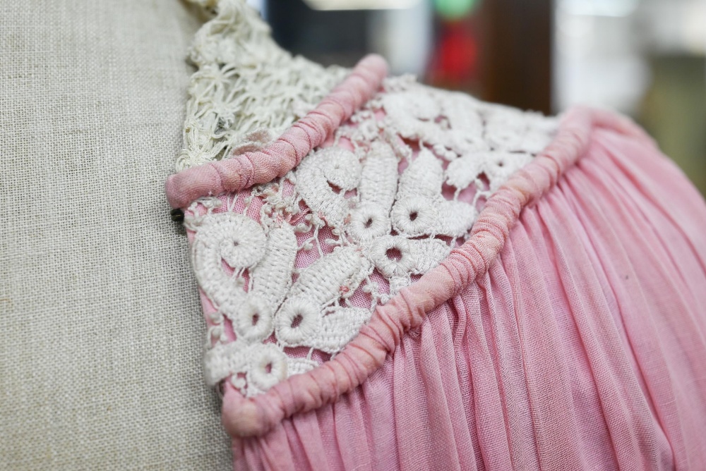 An Edwardian pink silk, lace and crochet dress, 150 cm from collar to hem to/w a quantity of vintage - Image 8 of 8