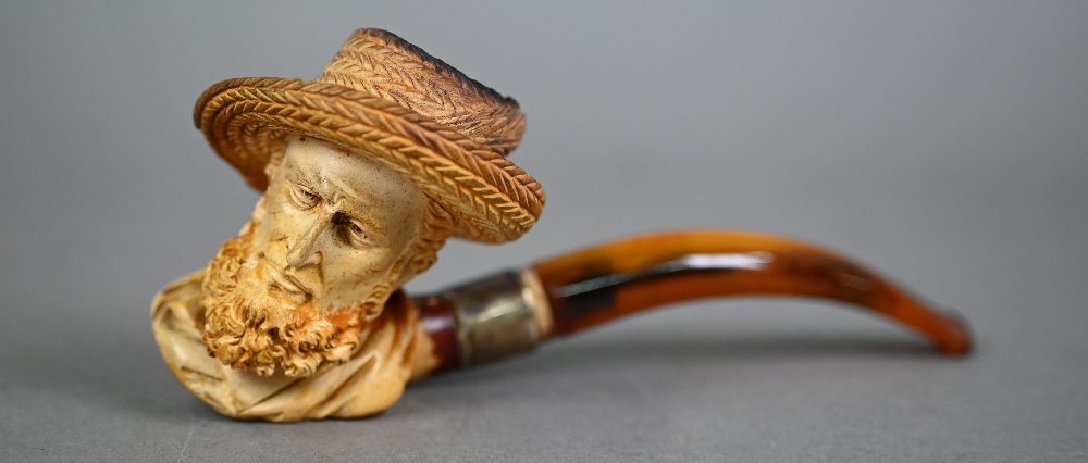 Edwardian Meerschaum pipe, carved as a bearded gentleman in a straw hat, on silver-mounted amber - Image 3 of 4