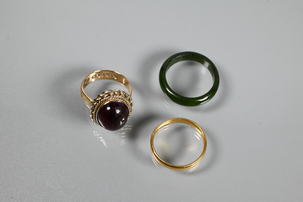 A collection of antique and later rings including 22ct yellow gold wedding band (3.1g), size K 1/ - Image 2 of 5