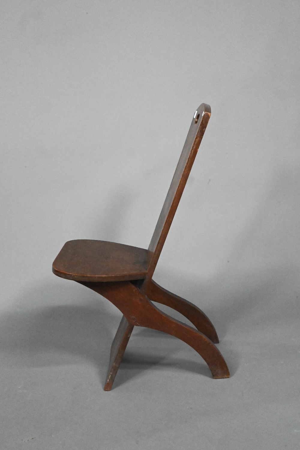 An Arts & Crafts oak/elm chair in the manner of John Hassall, 75 cm h o/all - Image 2 of 5