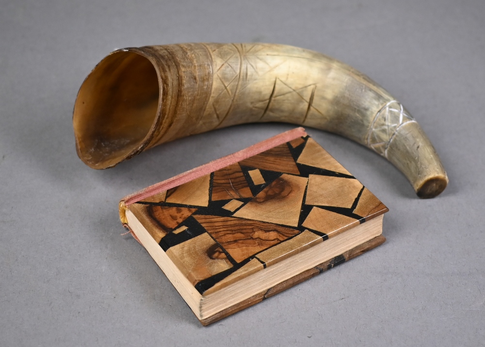 Judacea - Cow's horn carved with the Star of David, 18 cm to/w pocket edition of the Siddur Avodat
