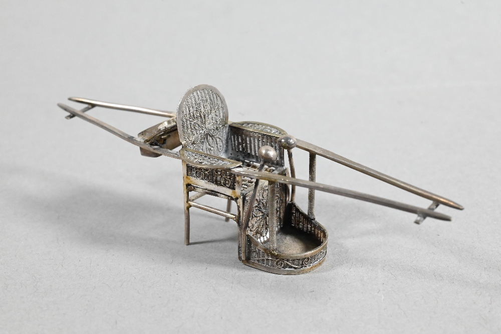 A small collection of late 19th or early 20th century Chinese export novelty silver miniatures - Image 10 of 19